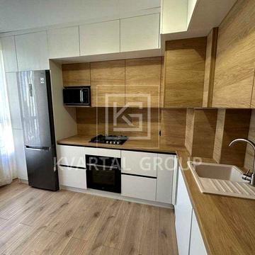 Красива двокімнатна квартира з технікою і меблями.