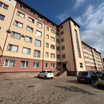Велика 2 кім квартира з частковим ремонтом в обжитій новобудові.