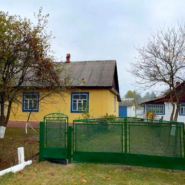 Будинок з 3 будівлями (гараж, літня та сарай)