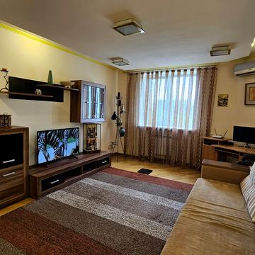 Кадетський Гай вул., 3