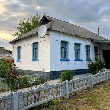Будинок з великим подвірʼям та городом с. Ольшаниця