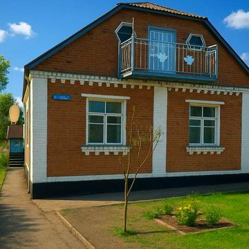 Затишний будинок + город + краєвид на річку
