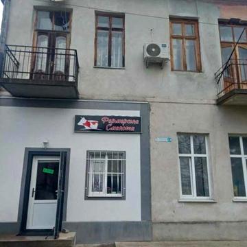 Продається 2-кімнатна квартира у самому центрі міста Рудки.
