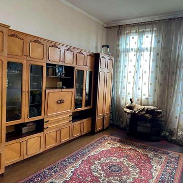 Продається 2-кімнатна квартира у самому центрі міста Рудки.