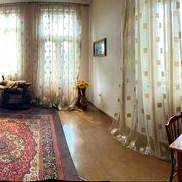 Продається 2-кімнатна квартира у самому центрі міста Рудки.