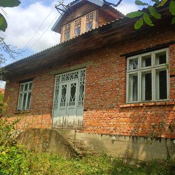 Будинок двоповерховий, цегляний, газифікований в центрі села Трач.