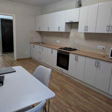 Продаж 2-кімнатної квартири з ремонтом та меблями в районі Озерна