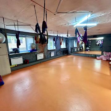 Олега Адамовського вул. (Камська), 2