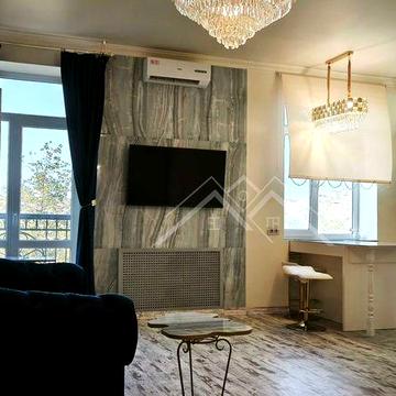 Продаж просторої 3-кімнатної Сталінки в Центрі Міста