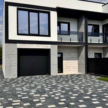 Продаж Дуплекса в зручній локації . Велика територія