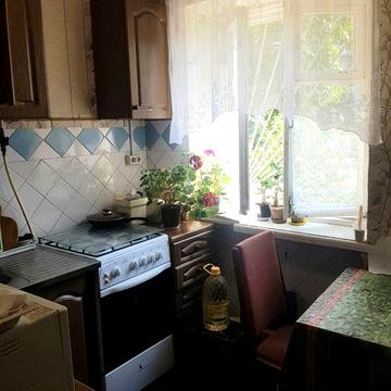 Двухкомнатная квартира в центре города, низкий этаж.