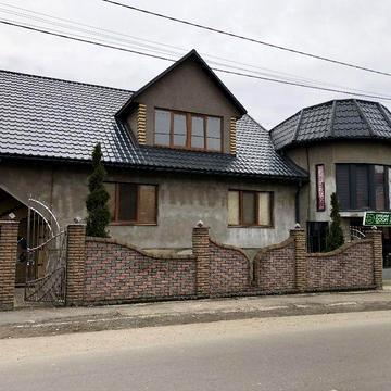 Будинок в продажі з аредним приміщенням та прибудовою