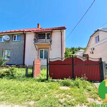Продається частина 2-поверхового будинку. Чортків