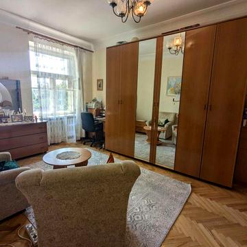 Прорізна 10, тихий Центр, 2-кім 61 м.кв на 2 поверсі