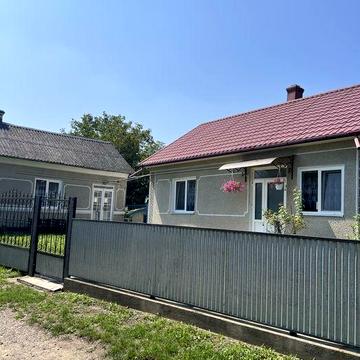 Продається господарство з двох будиночків в Садгорі ст.ціна57000дол.