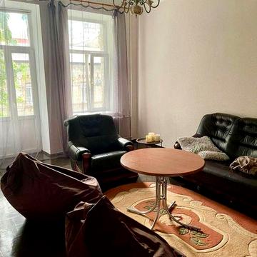 Продам 4к квартиру на вул. Дмитріївська 58А. Галицька площа. Цирк.