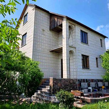 Гарний, світлий будинок мансардного типу