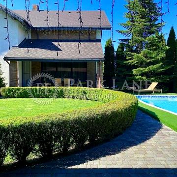 Продаж будинку 289 м.кв. Романків. 4 спальні. 10 соток землі.
