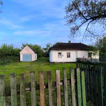 Продається пів будинку м. Христинівка по вул Садова.