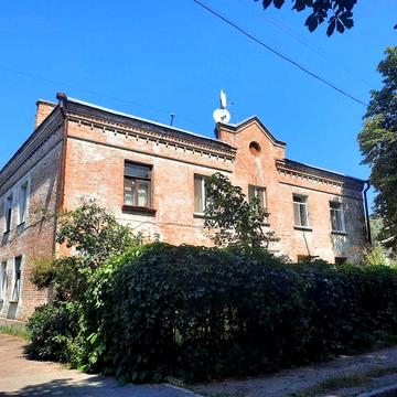 2-кімнатна Сталінка в центрі з гаражем