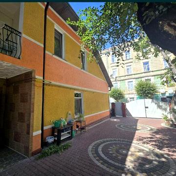 Продається будинок в центрі