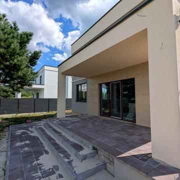 Будинок біля Бобриці довкола ліс
