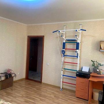 Продам просторную двухкомнатную квартиру с видом на озеро. ЖК Озерки