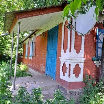 Продається хата в центрі села над річкою