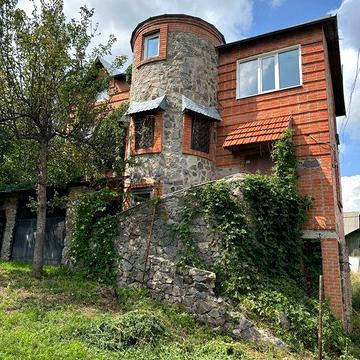 1.	Затишний сімейний будинок з власним двором — в самому серці Полтави