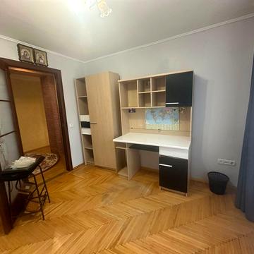 Академіка Корольова вул., 9