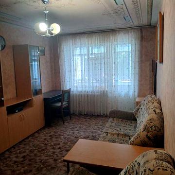Продам квартиру с окремими кімнатами на середньому поверху.
