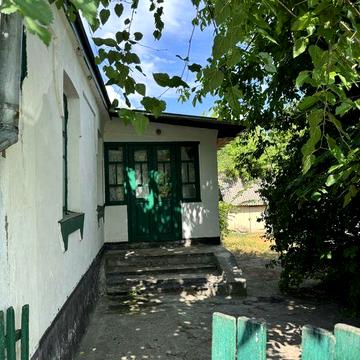 Продається приватний будинок із земельною ділянкою від власника