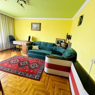 Продам трьох кімнатну в Китайській стіні. у м.Новий Розділ.