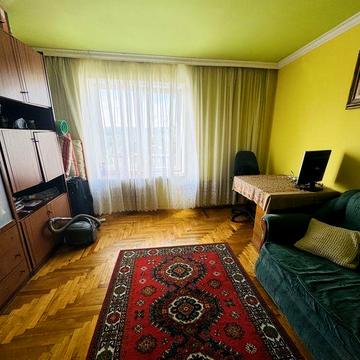 Продам трьох кімнатну в Китайській стіні. у м.Новий Розділ.