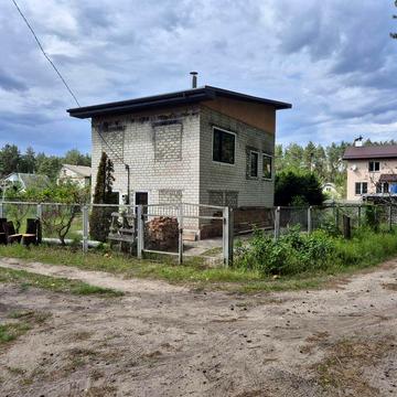 Дачний будинок біля лісу