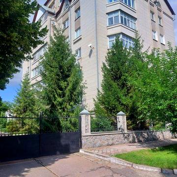 Продам 3 кімнатну квартиру з паркомісцем в центрі