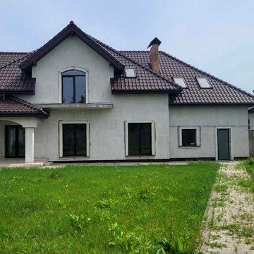 р Продається новий 2-поверховий будинок з гаражем у затишному районі