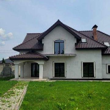р Продається новий 2-поверховий будинок з гаражем у затишному районі