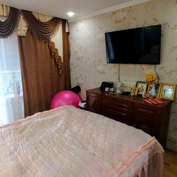 Продається трикімнатна квартира в центрі міста