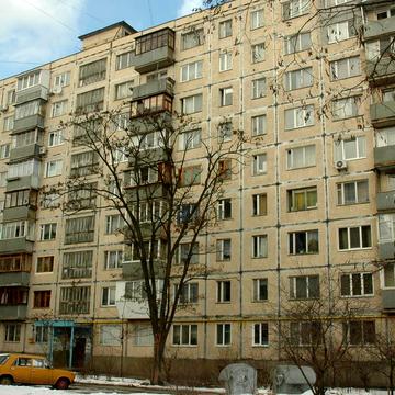 Мілютенка вул., 11