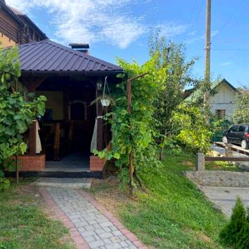 Продається 2-кімнатна квартира з земельною ділянкою