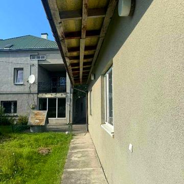 Житловий будинок та земельна ділянка 10 сот., м. Жовква