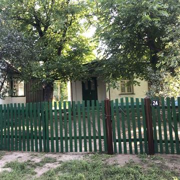 Будинок з літньою кухнею, підвалом та сараєм.