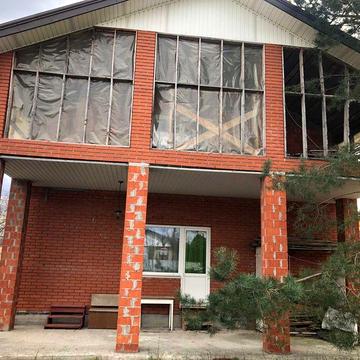 Будинок під Києвом зі своїм Блакитним озером