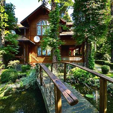 Продаж еко будинку з власним озером та соснами на території