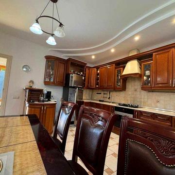 Оренда розкішного будинка в місті