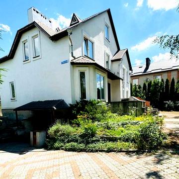 Продам  будинок з великою ділянкою по  вулиці Виноградова .