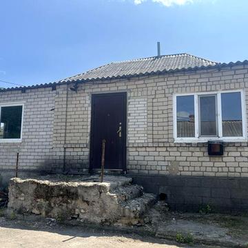 Просторий будинок в районі скала