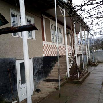 Дім з великим Садом