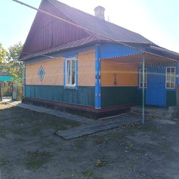 Продаж будинку з комунікаціями в центрі селища